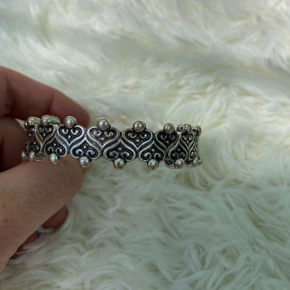 Elegant Silver-tone Heart Pattern Bracelet